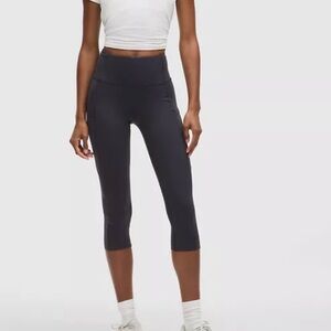 Lululemon Black Activewear crop pants - Classic Black size 6 includes bag